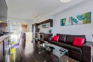 featured image of 386 Yonge St