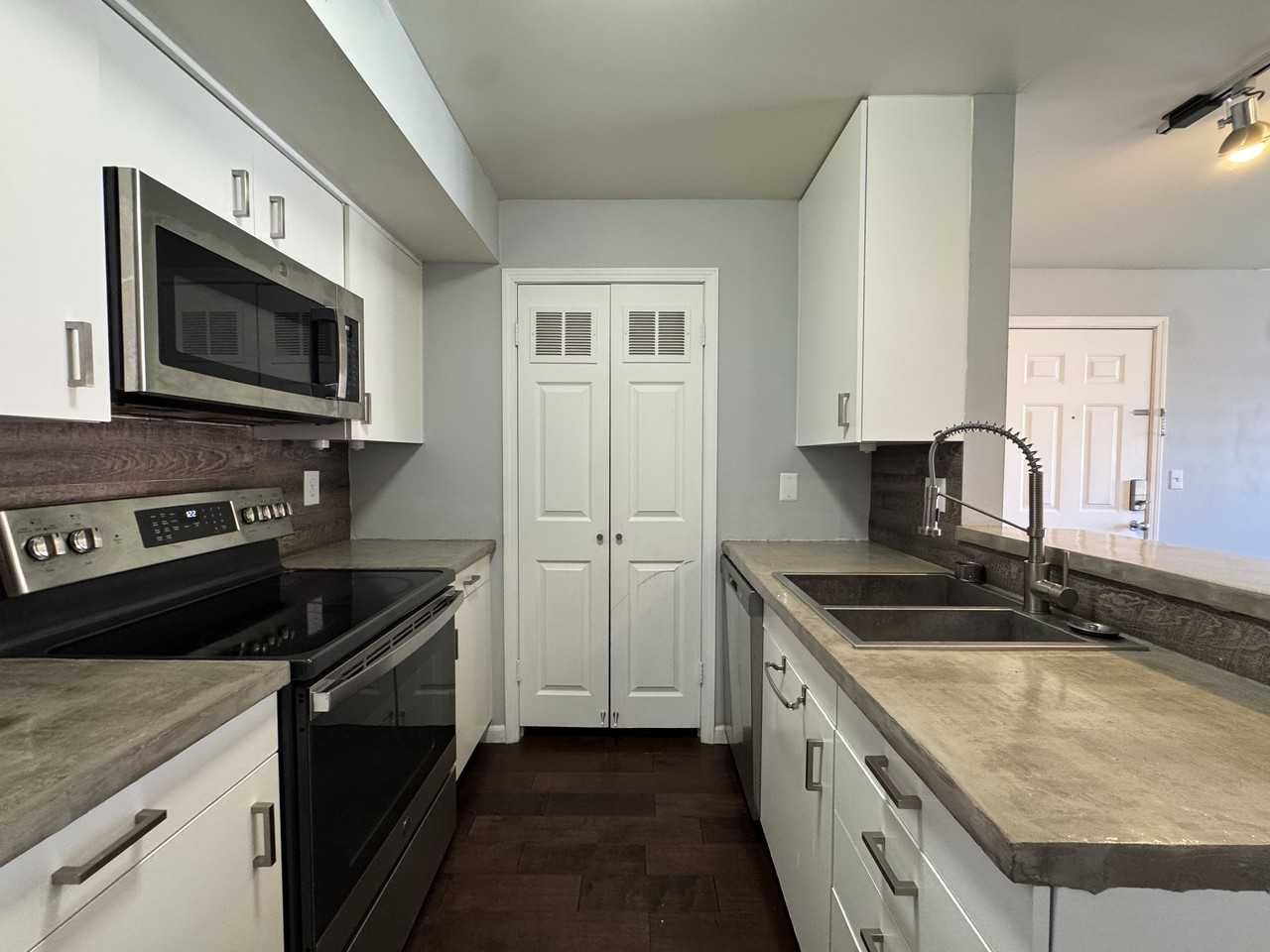 445 West 9th Street #301 - Photo 6 of 14