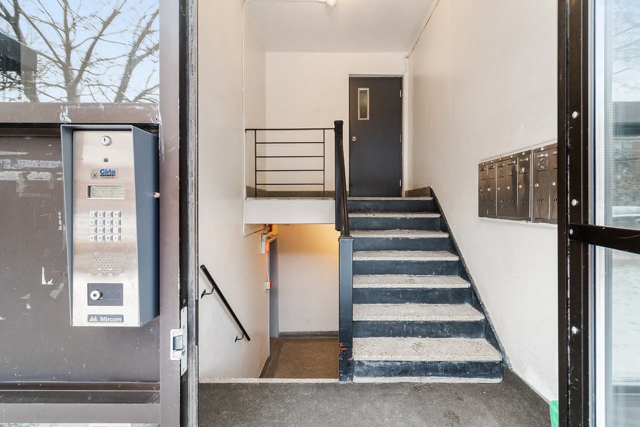 Barclay - Photo 2 of 3