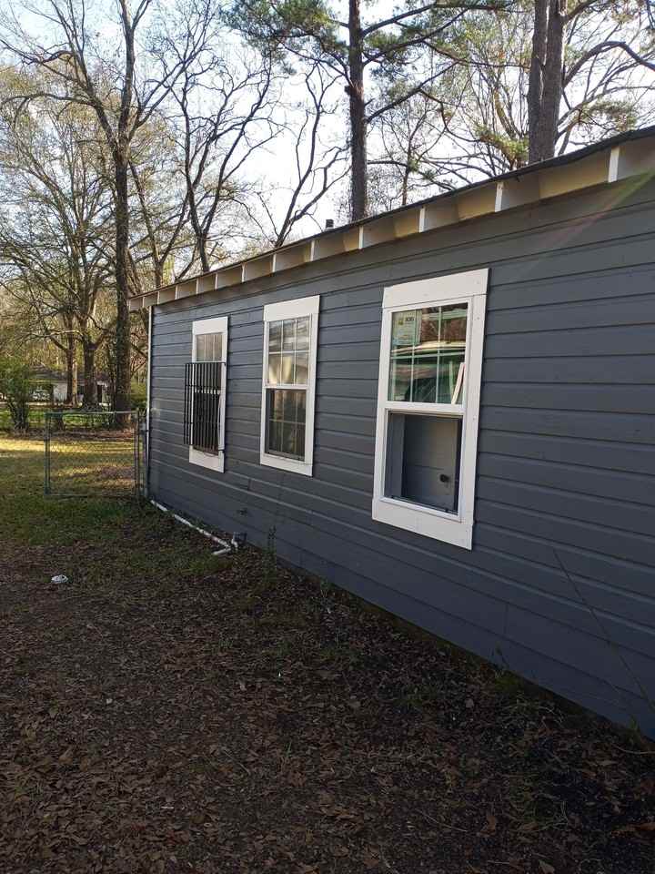 210 Eisenhower St - Photo 2 of 14