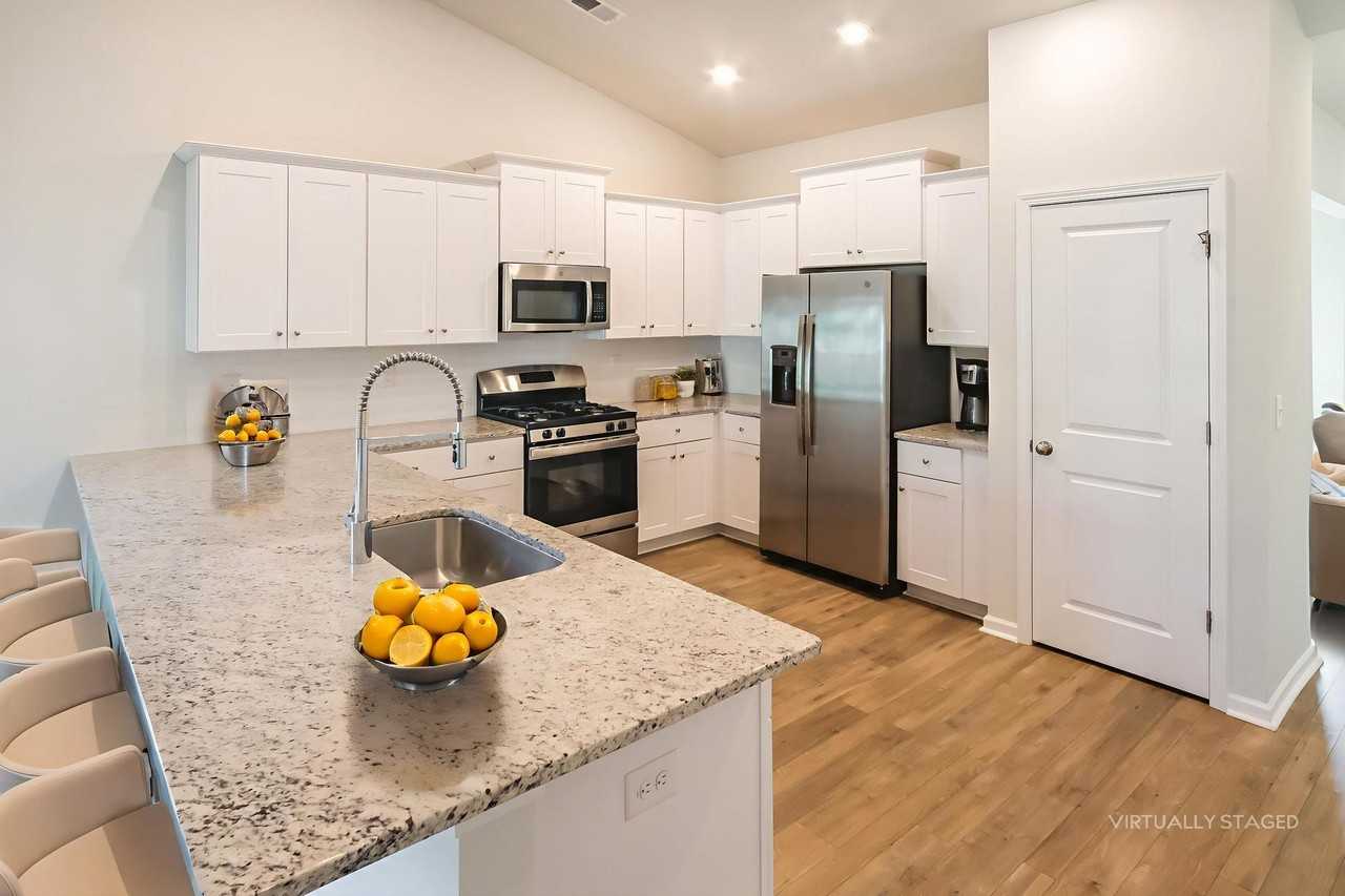 212 212 Craigflower Ct - Photo 3 of 16