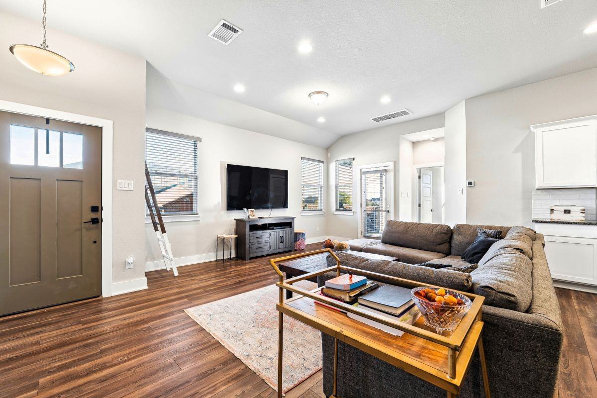 501 Peace Dr - Photo 4 of 28