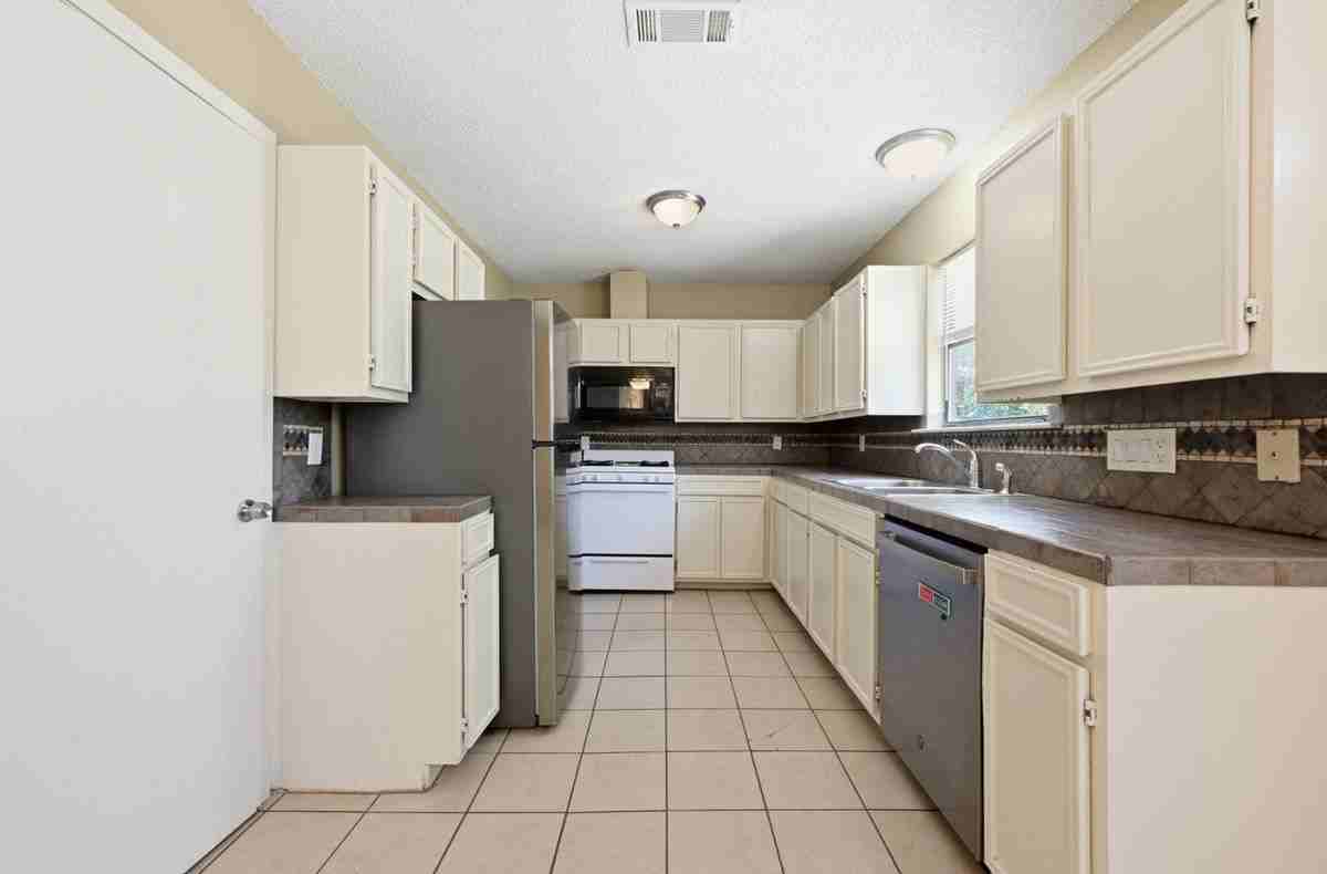 8011 Lazy Ln ##B - Photo 4 of 23