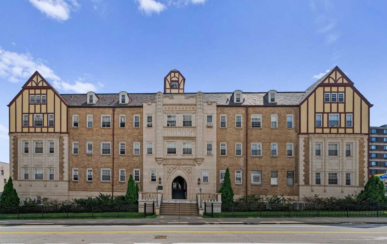 Bayard Manor Apartments - Photo 2 of 18