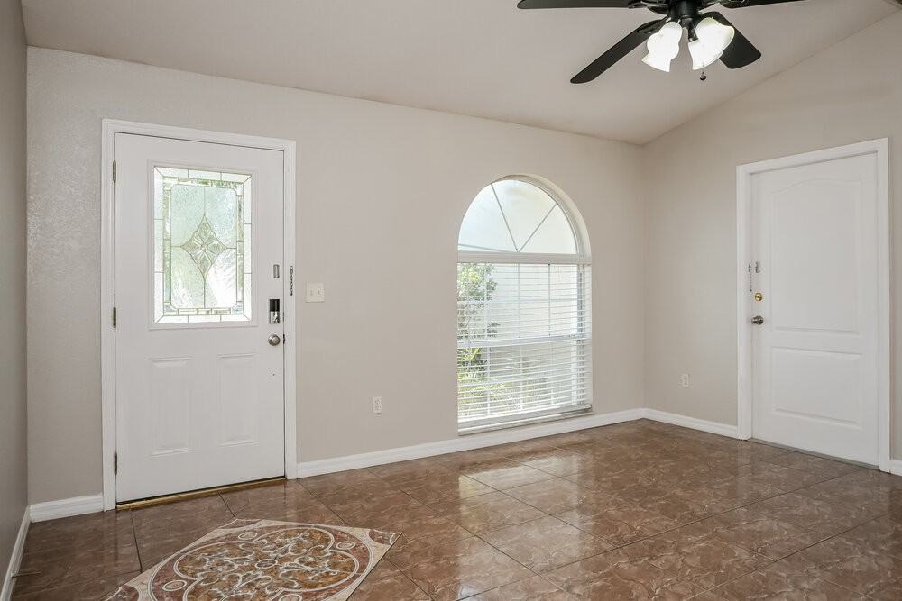 711 Pelican Ct - Photo 5 of 16