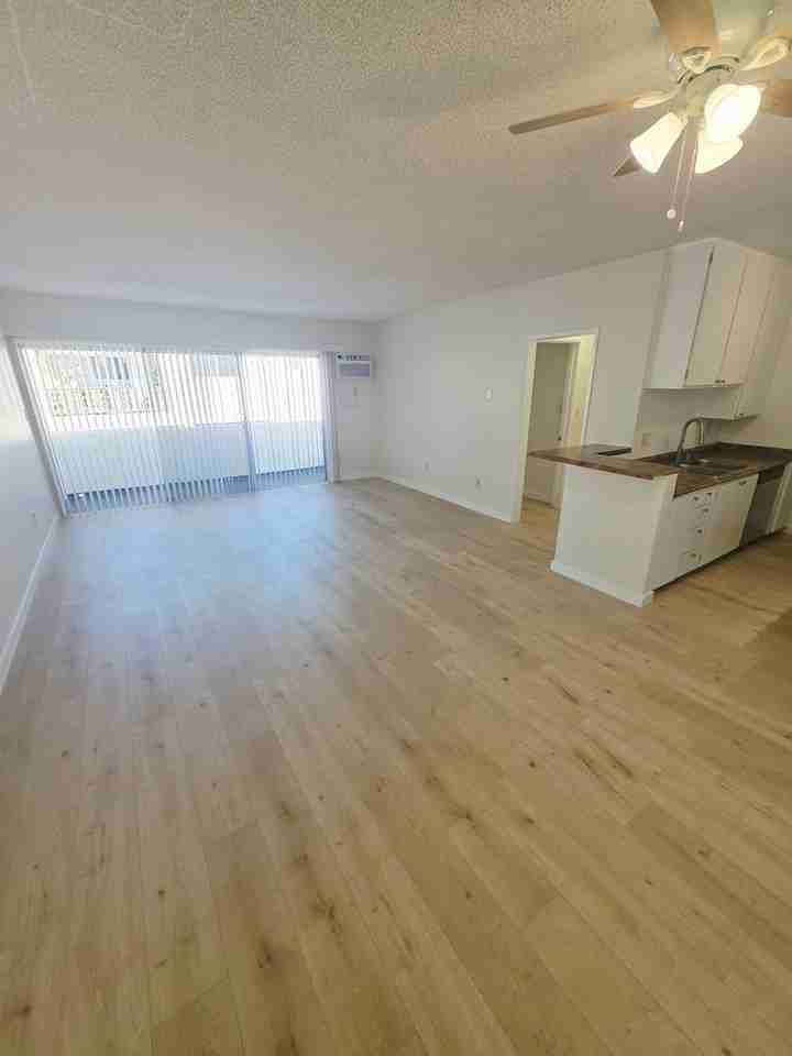 18561 Prairie St - Photo 4 of 29