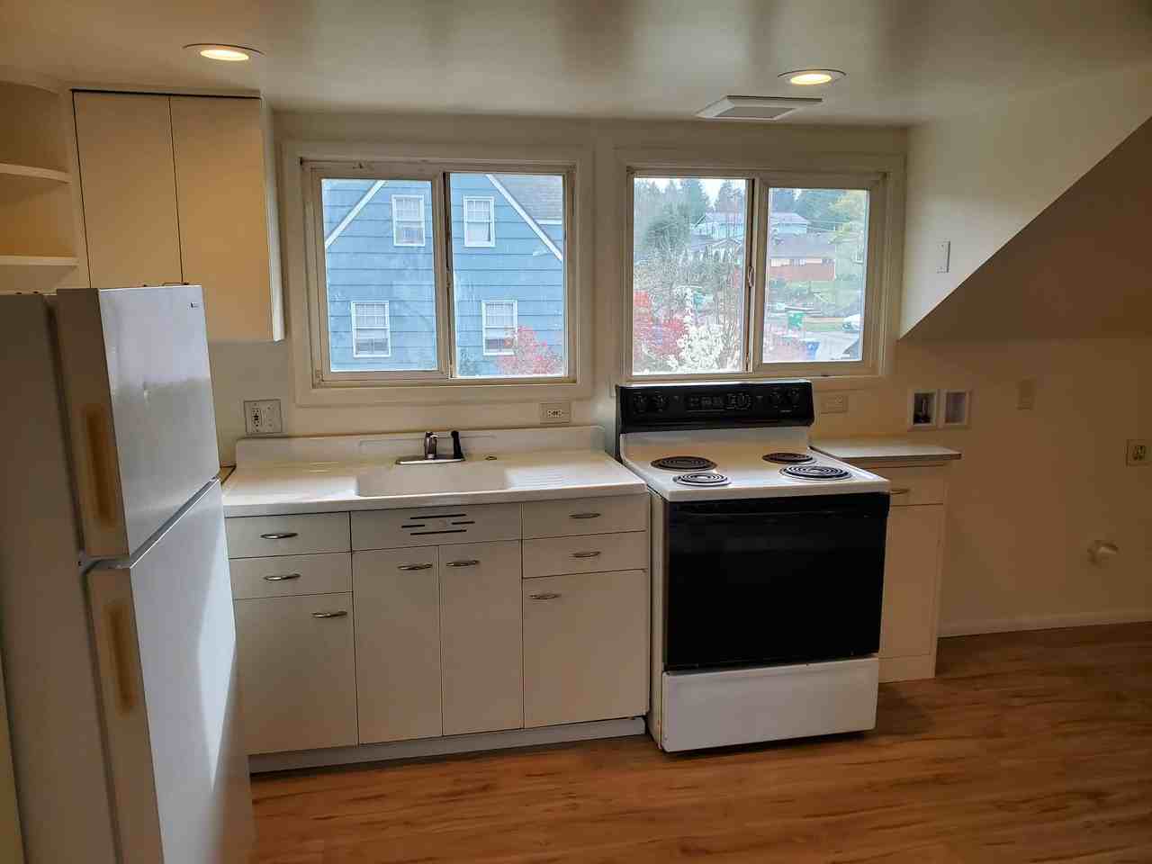 1114 9th Ave Se - Photo 3 of 11