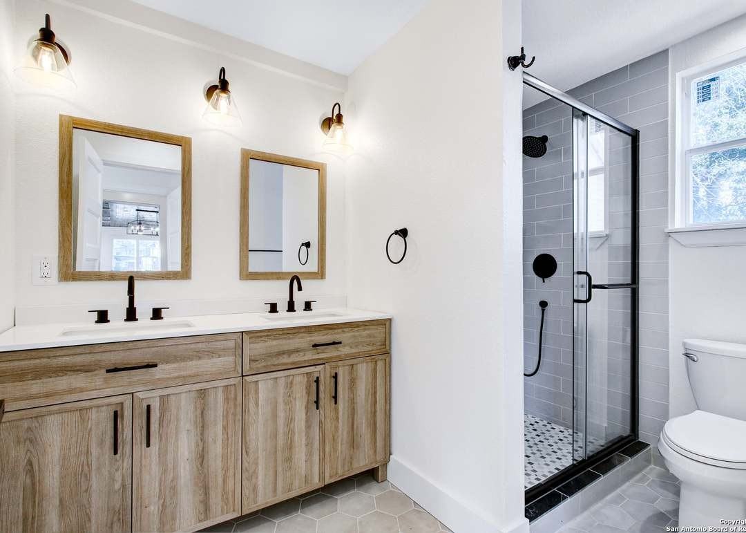 415 S Olive St - Photo 5 of 9