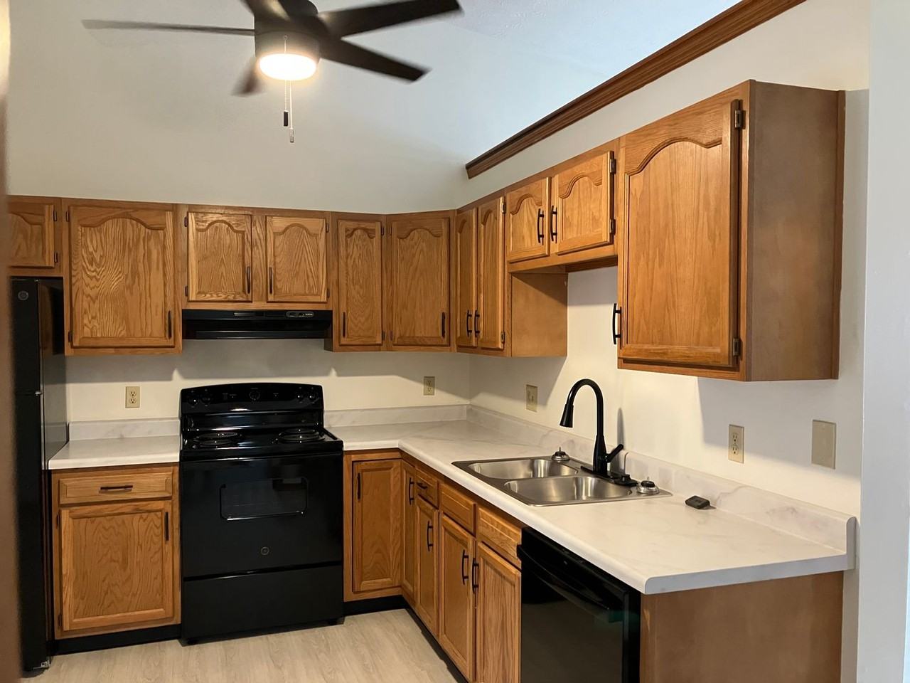 1565 Wayne St - Photo 4 of 16