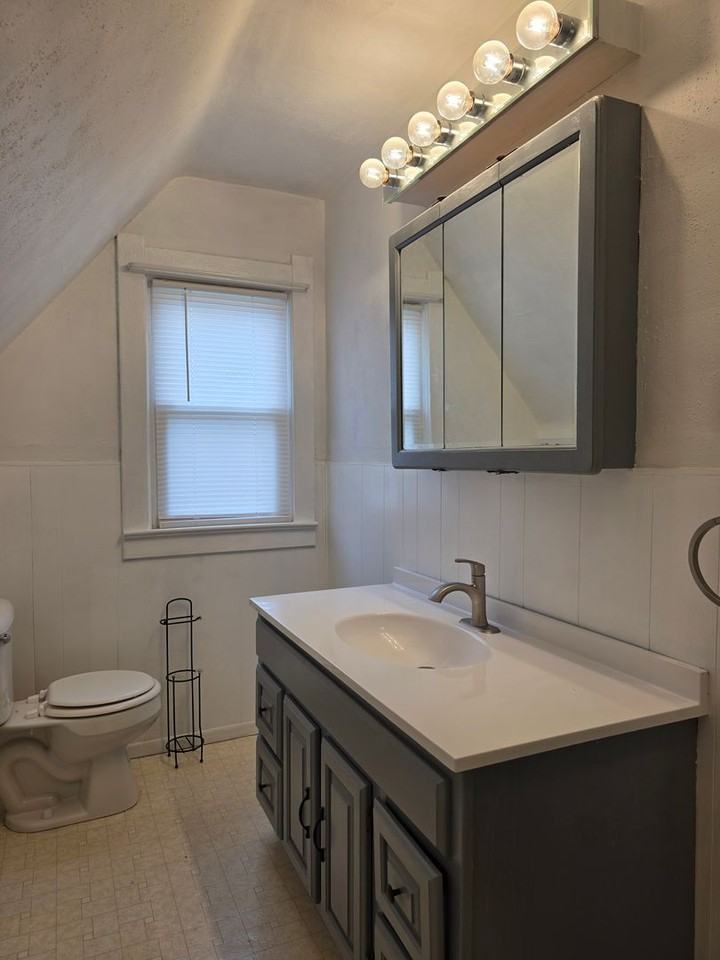 711 Nicholas St - Photo 3 of 25