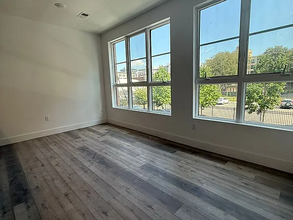 289 Halsey St - Photo 2 of 9