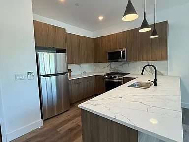 289 Halsey St - Photo 3 of 9