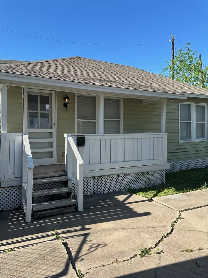 410 1/2 Ohio Ave #NA - Photo 2 of 4