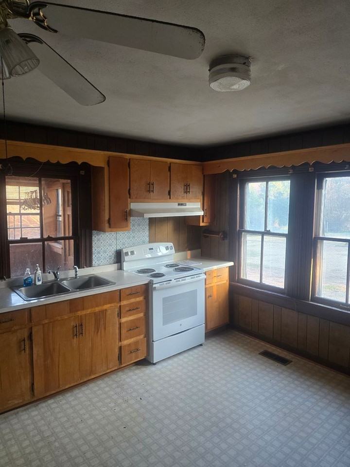 87 College Ave - Photo 5 of 9