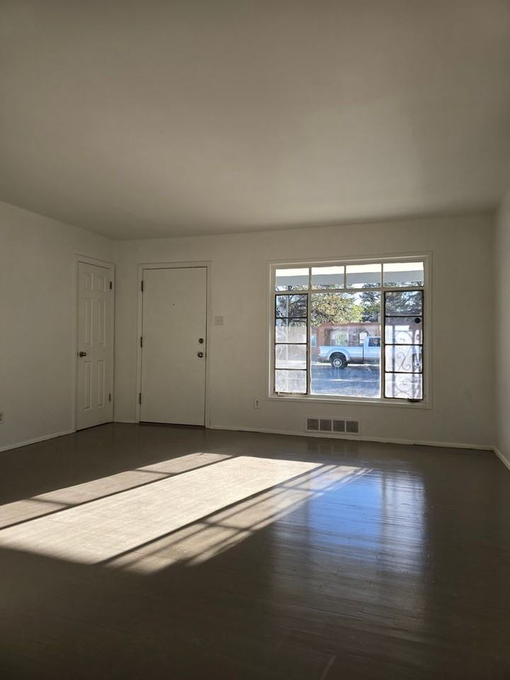 825 Monroe St Ne - Photo 4 of 20