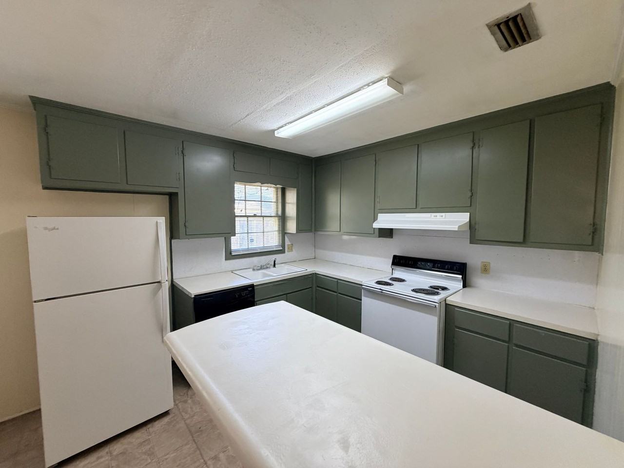 1502 E Moore St - Photo 3 of 18