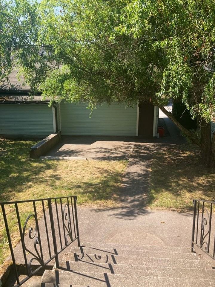 1247 Franklin St - Photo 2 of 12