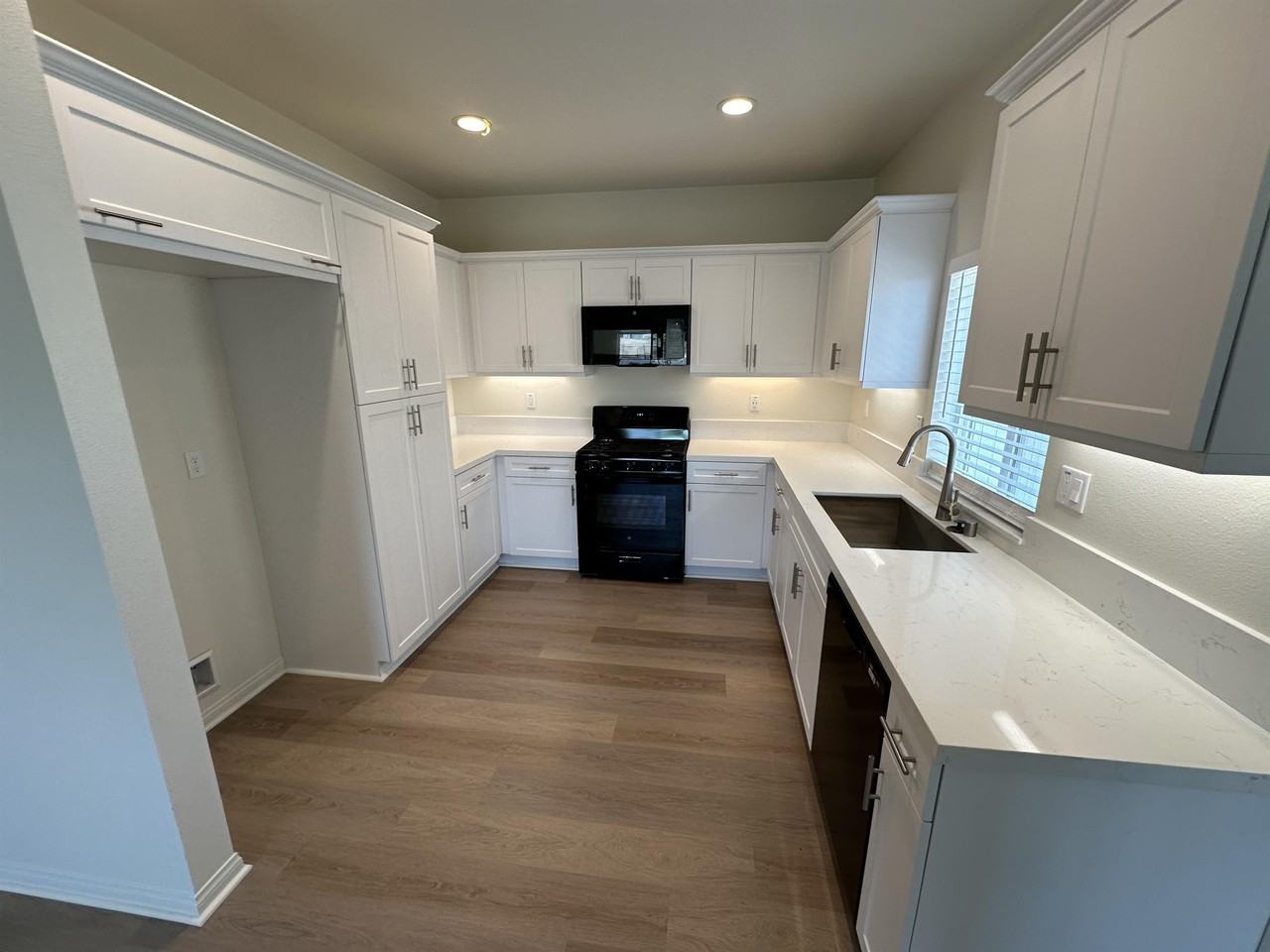 2262 W Mill St - Photo 4 of 21