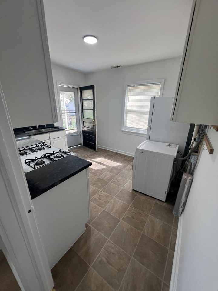 1728 Winder St - Photo 7 of 9