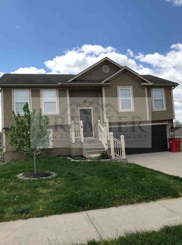 717 Sw Tisha Ln - Photo 2 of 24