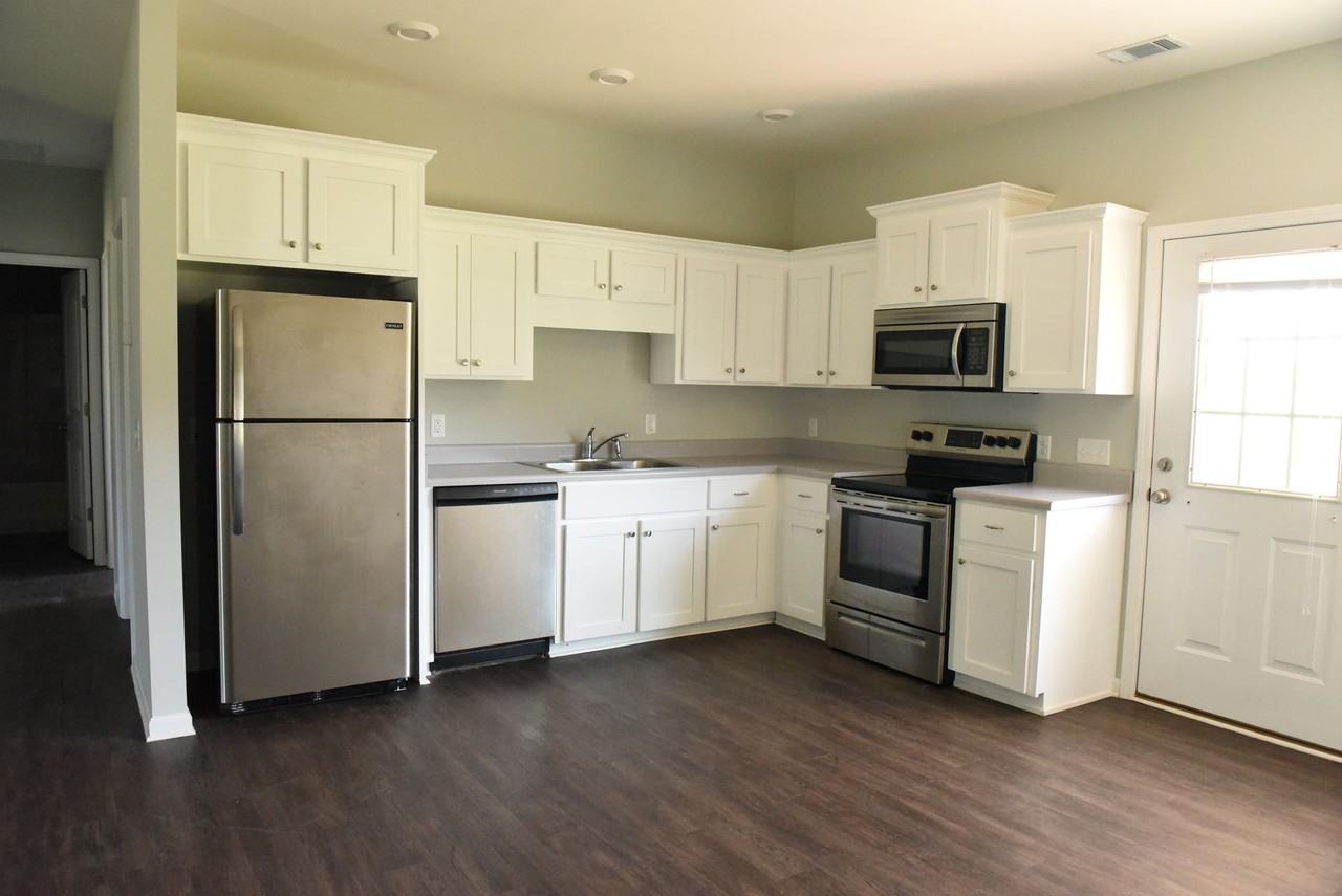 389 Glazebrook Ave - Photo 7 of 9