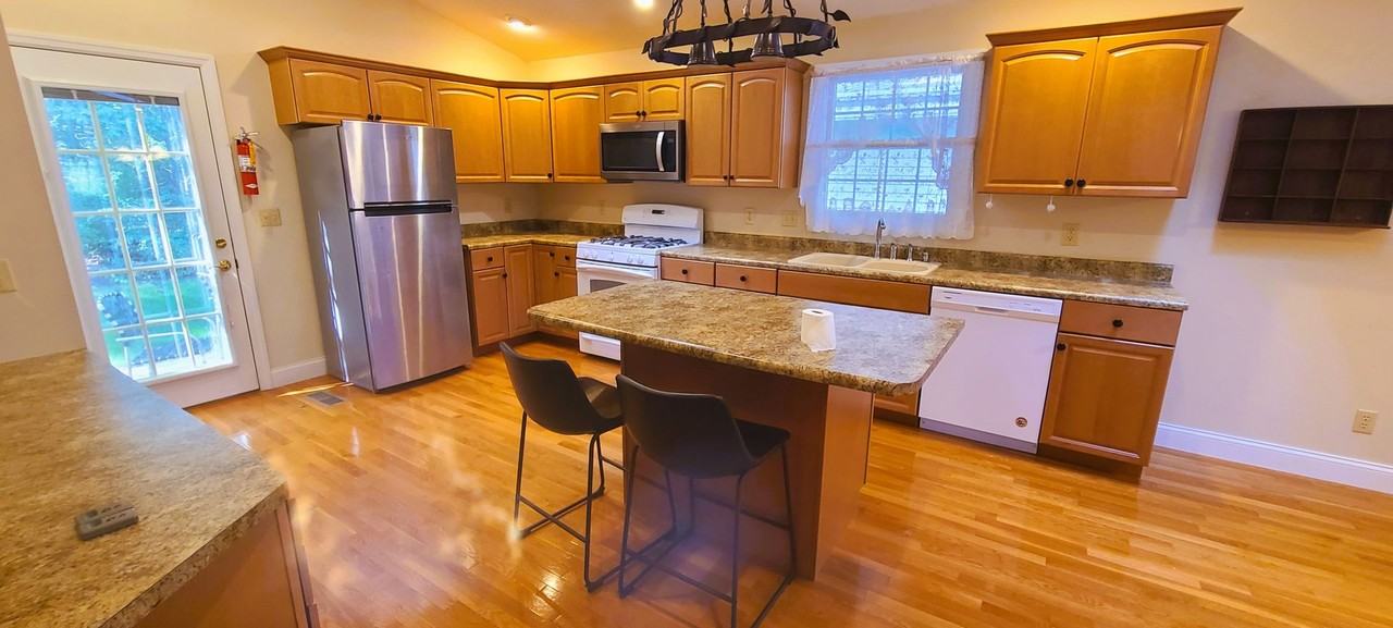 605 Benjamin Ct - Photo 7 of 11