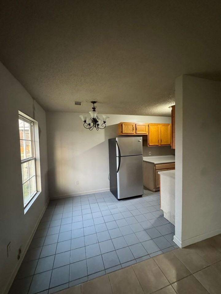 106 Fuller St - Photo 3 of 10