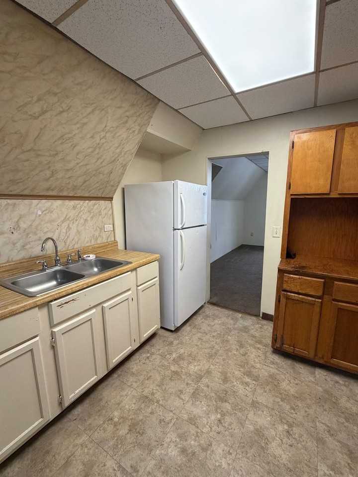 240 1/2 E Bowman St - Photo 3 of 6