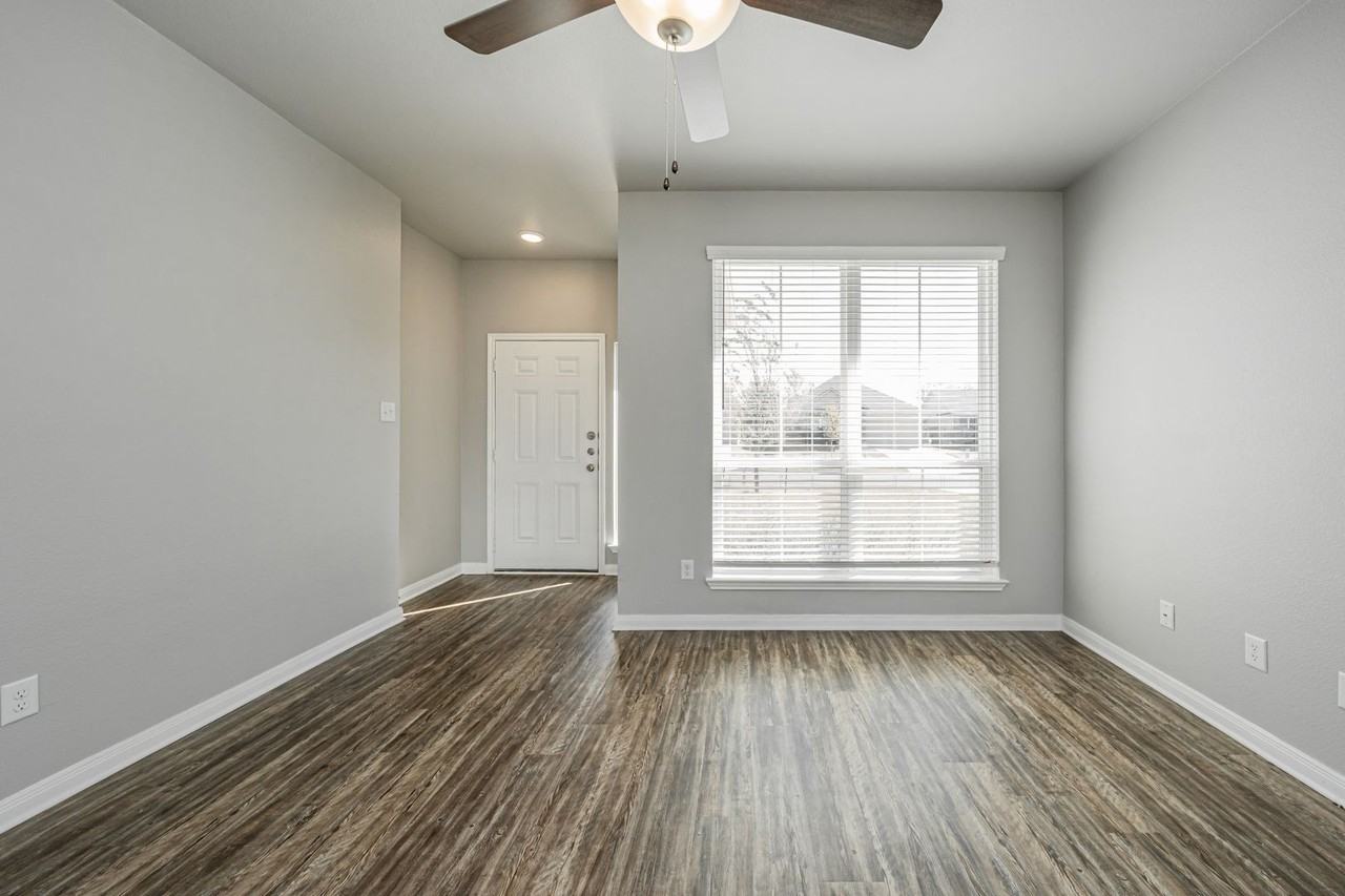 525 Fallbrook Dr - Photo 4 of 50