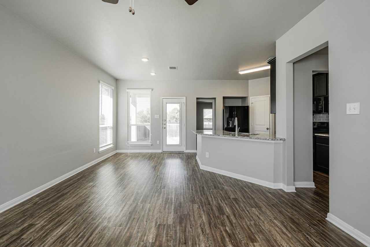 525 Fallbrook Dr - Photo 5 of 50