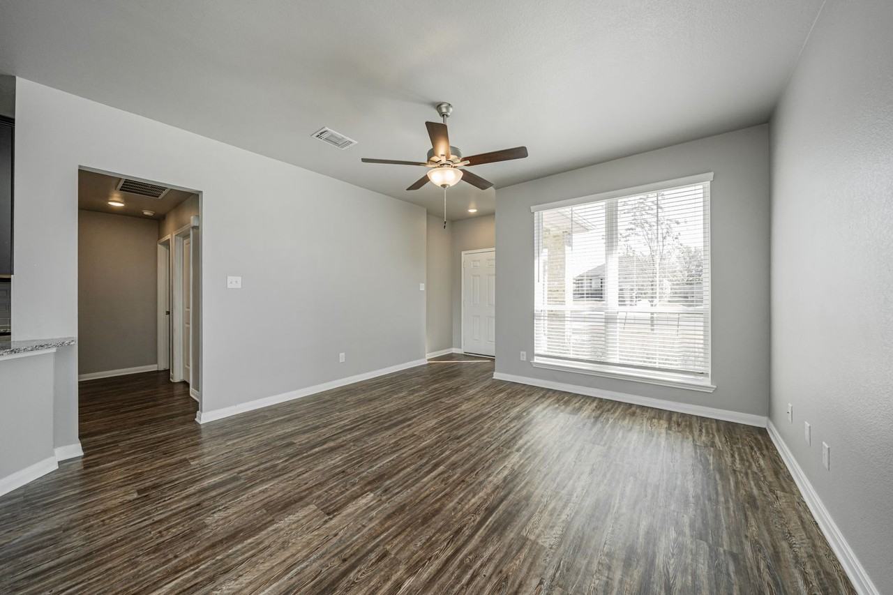 525 Fallbrook Dr - Photo 7 of 50