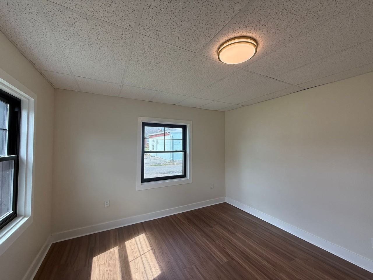 345 W Penn St - Photo 5 of 6