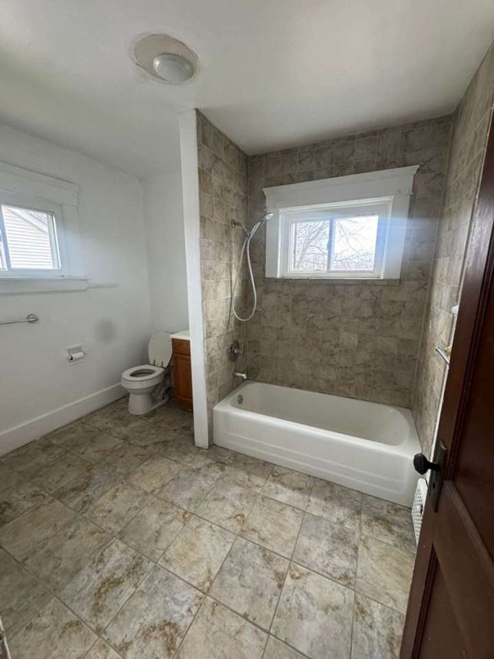 497 Lucy St - Photo 2 of 9