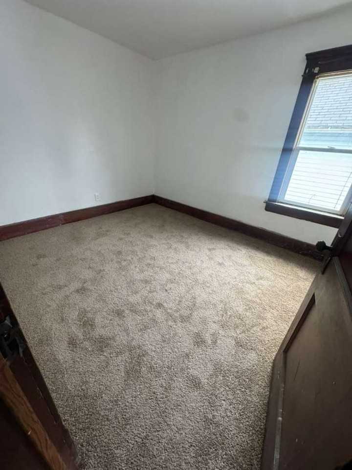 497 Lucy St - Photo 3 of 9