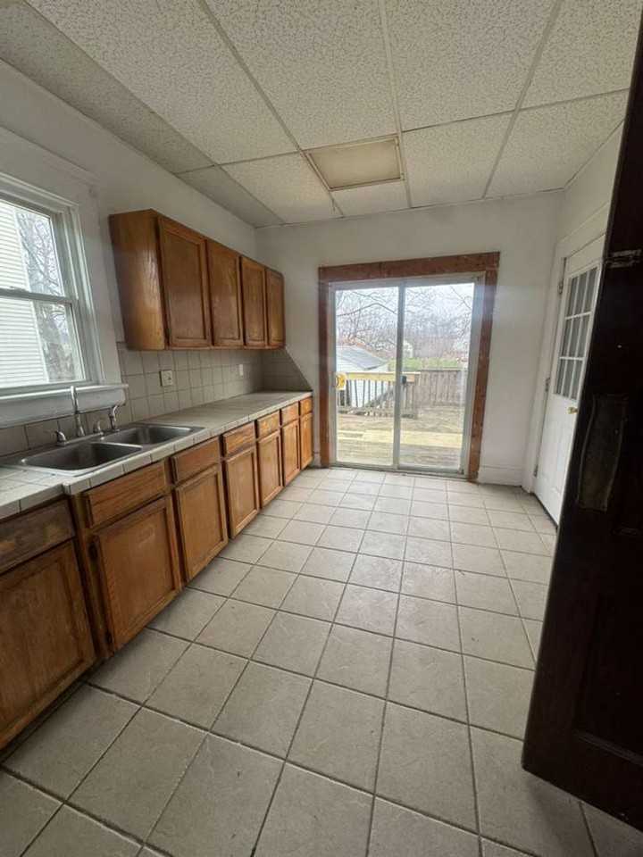 497 Lucy St - Photo 4 of 9