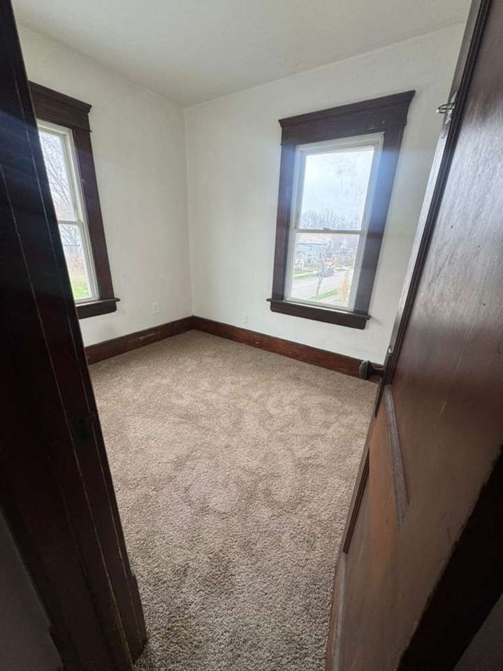 497 Lucy St - Photo 5 of 9