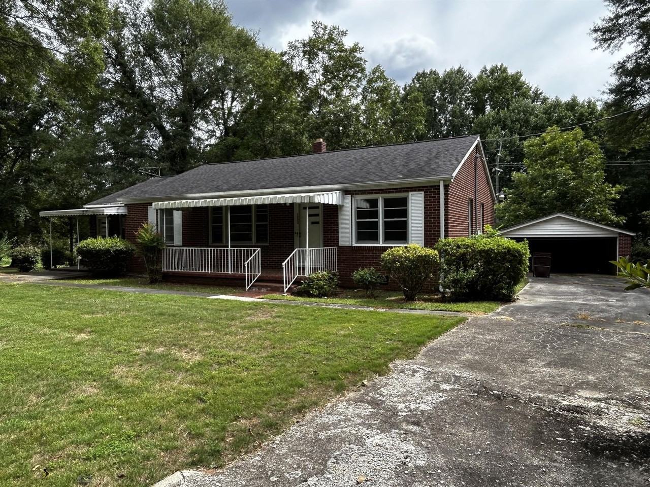 1233 Crenshaw St - Photo 2 of 16