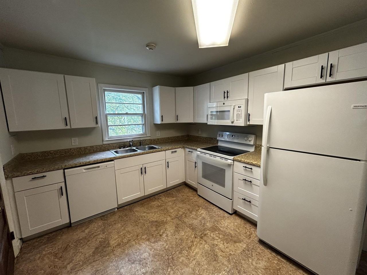 1233 Crenshaw St - Photo 6 of 16