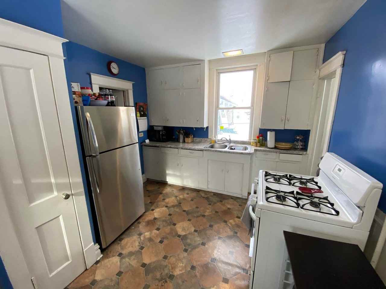 1204 Kenwood Ave - Photo 5 of 19