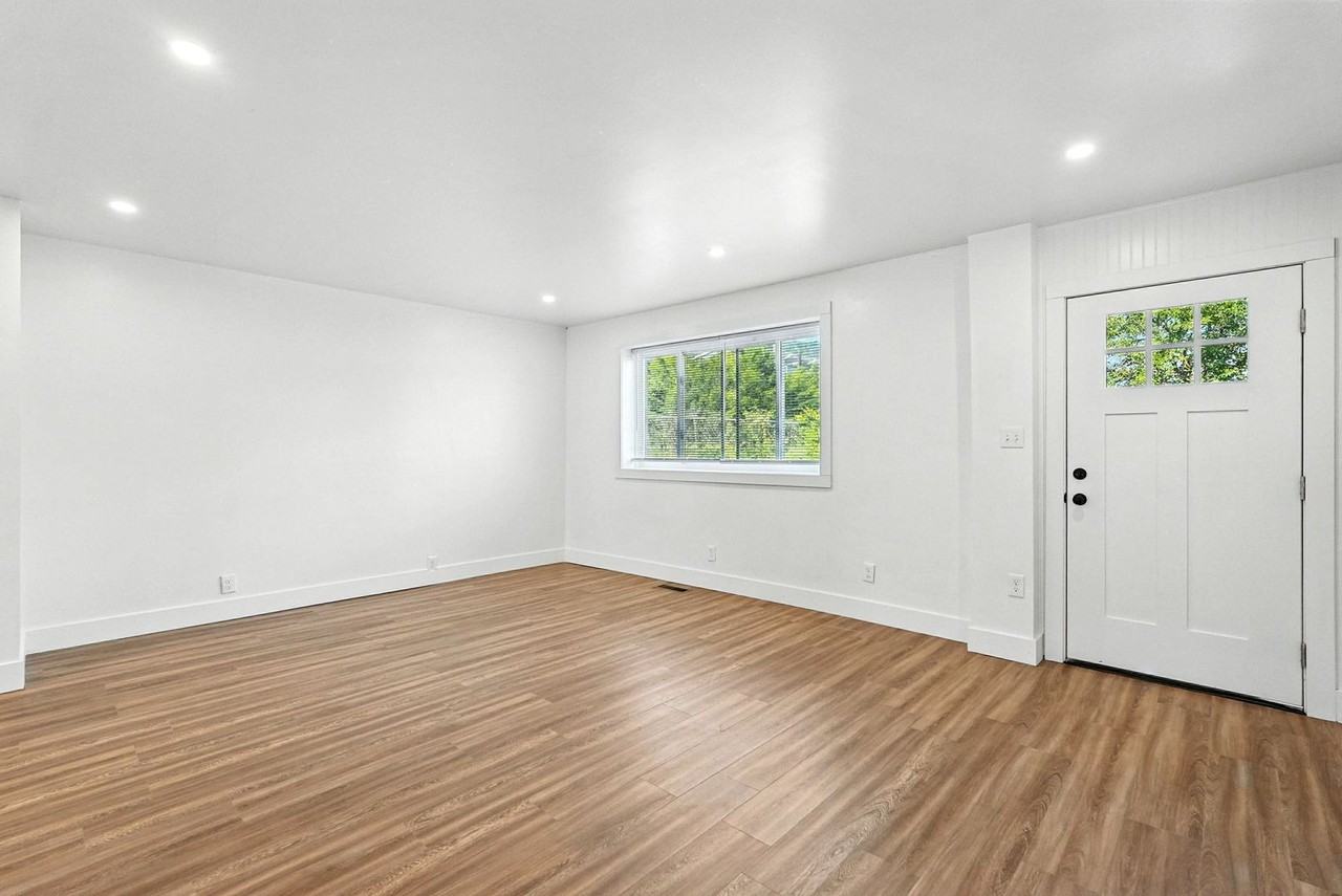 218 11th St - Photo 3 of 18