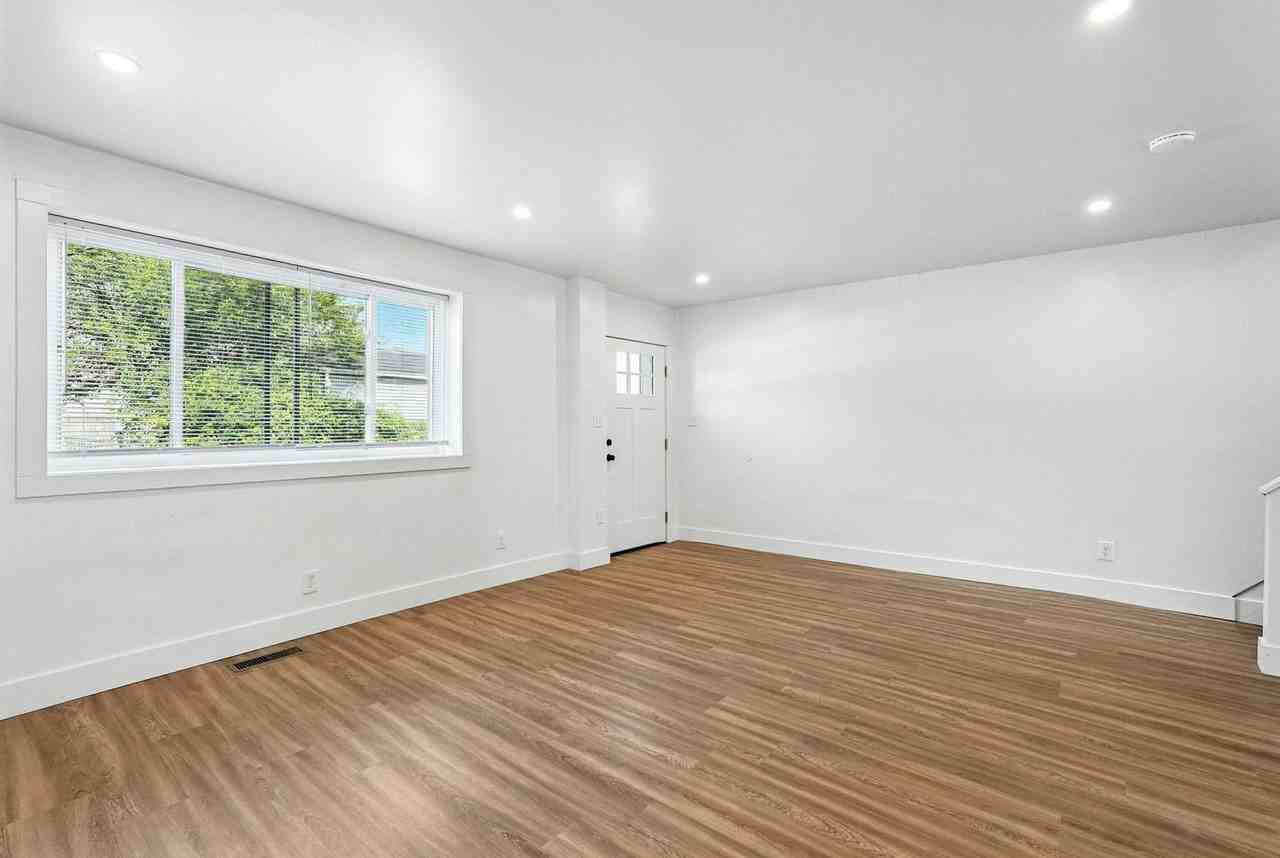 218 11th St - Photo 4 of 18