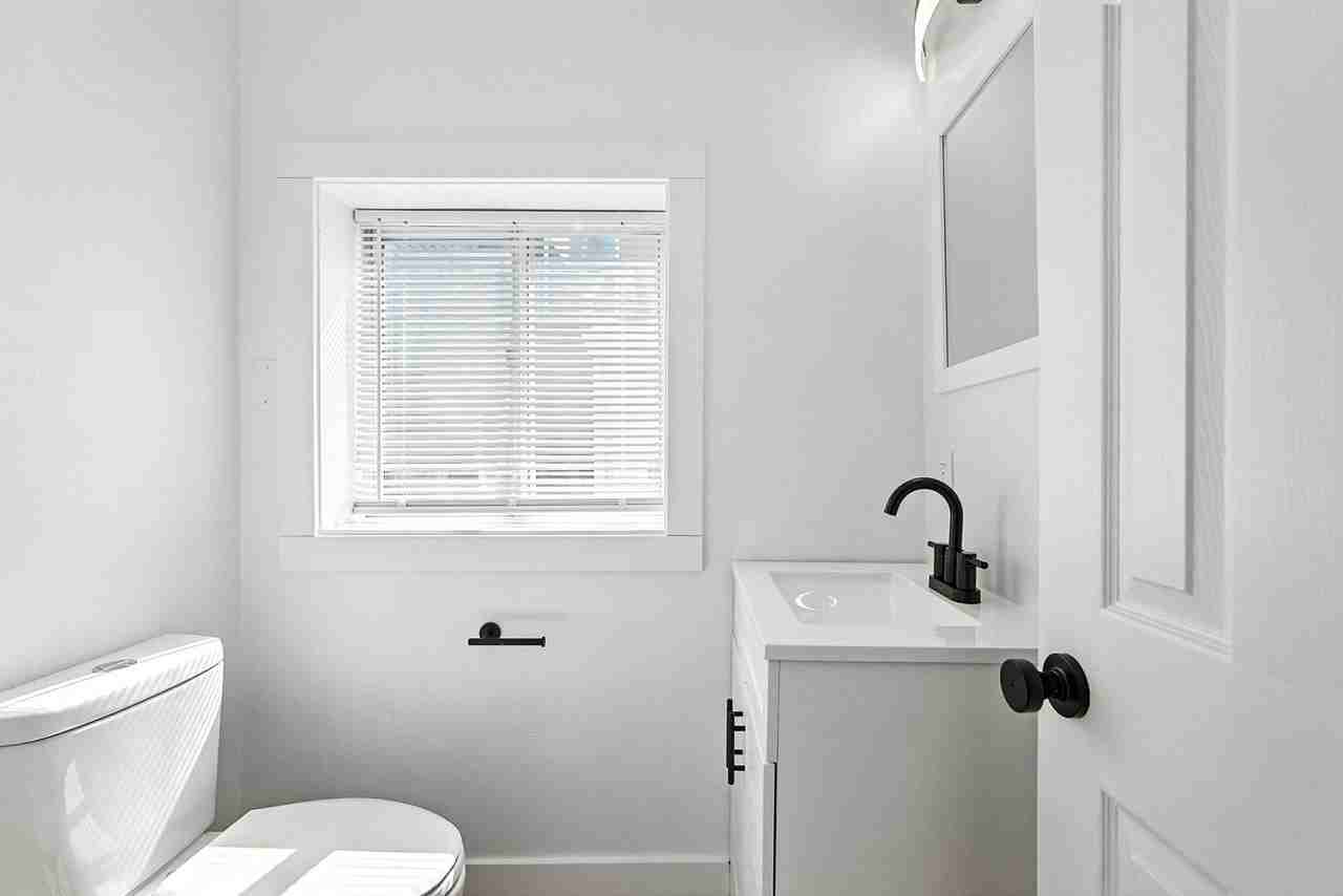 218 11th St - Photo 7 of 18