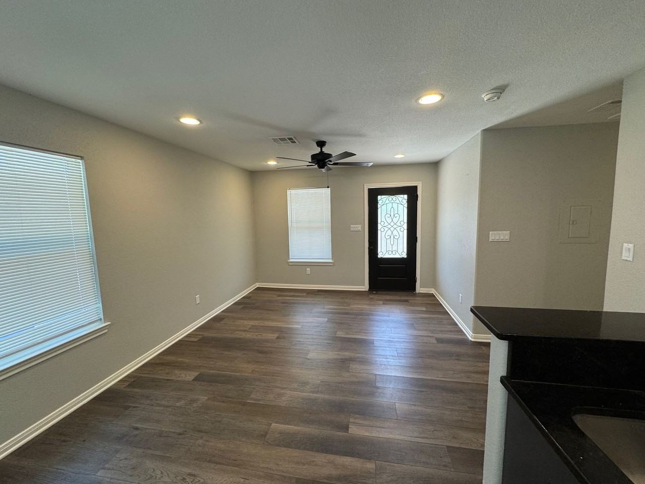 1121 N 10th St #B - Photo 2 of 9