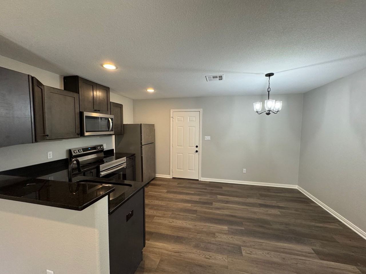 1121 N 10th St #B - Photo 3 of 9