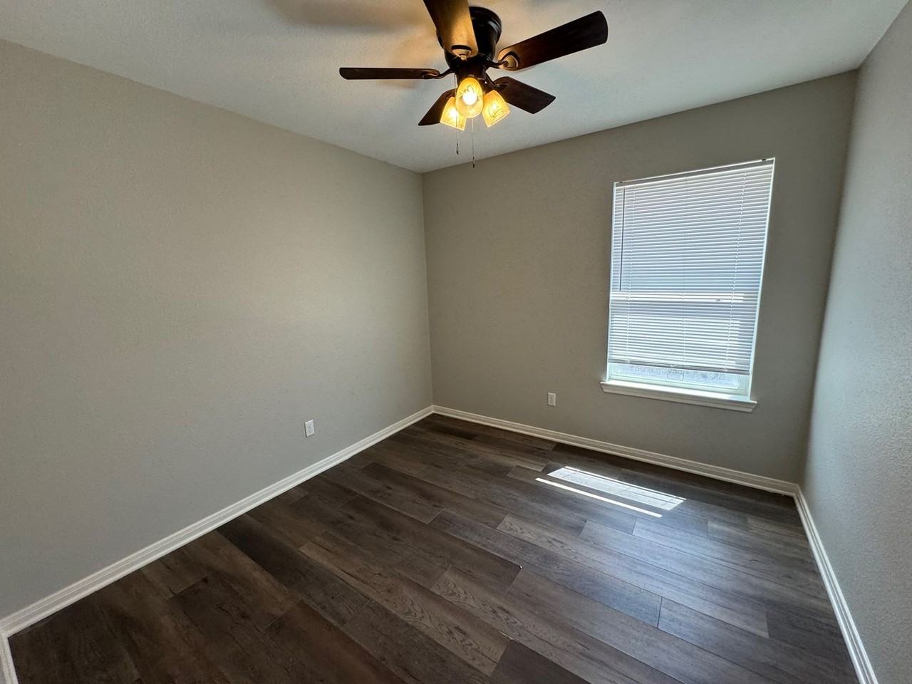 1121 N 10th St #B - Photo 5 of 9