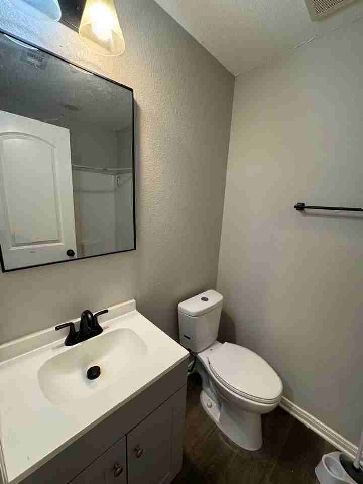 1121 N 10th St #B - Photo 6 of 9