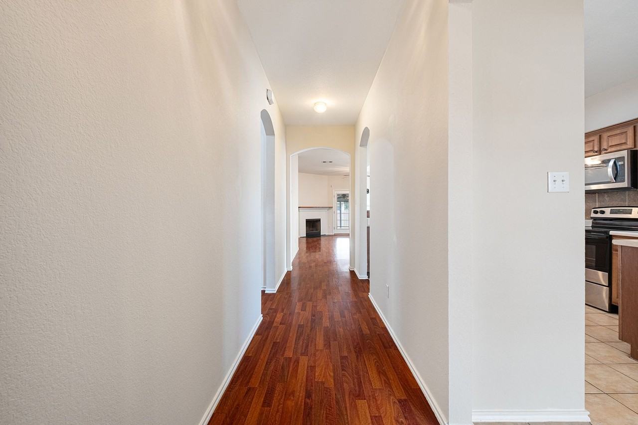 105 Almquist St - Photo 2 of 26