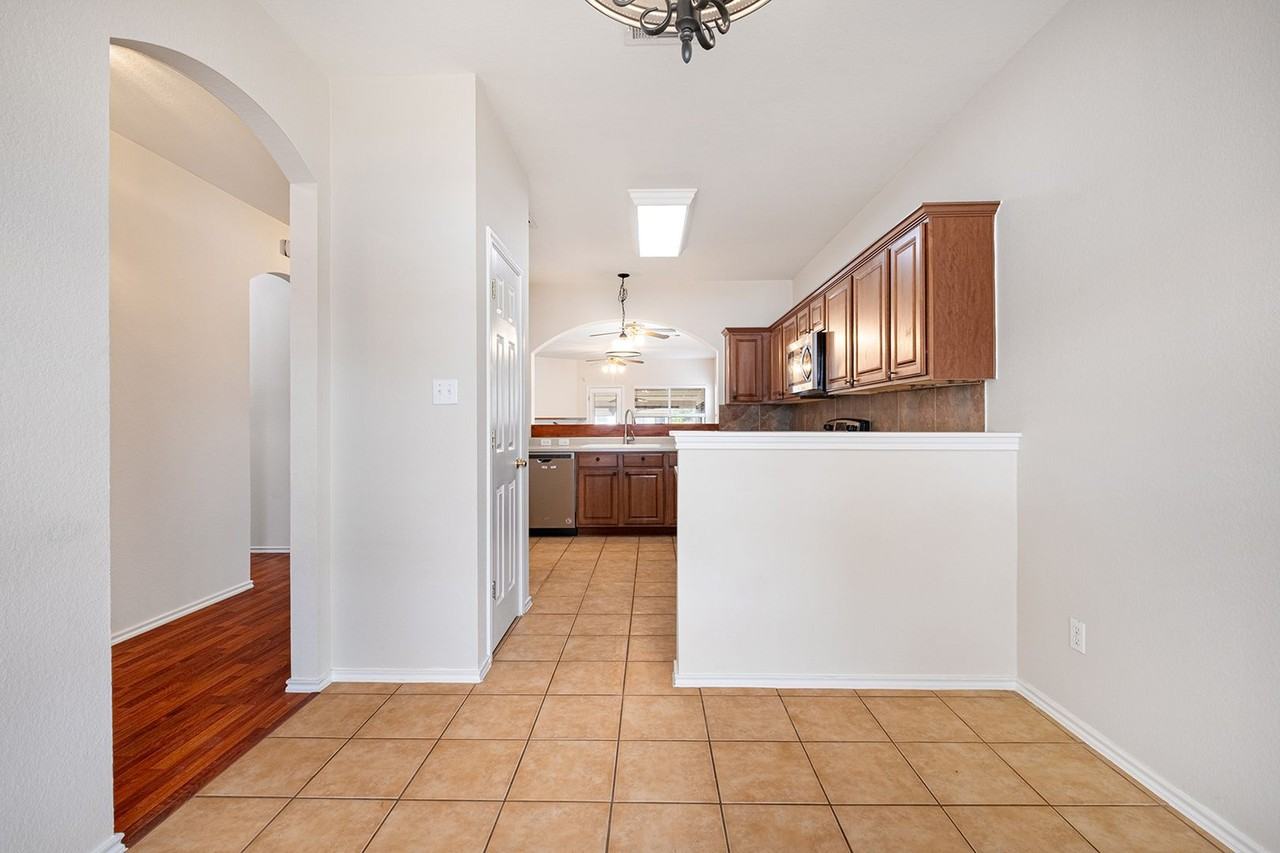 105 Almquist St - Photo 4 of 26