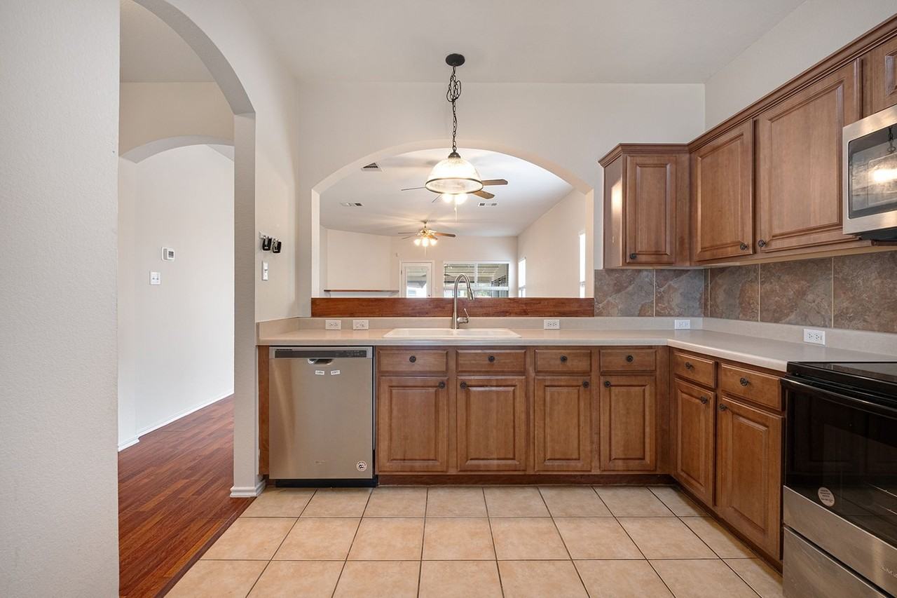 105 Almquist St - Photo 5 of 26