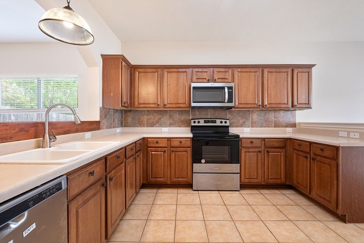 105 Almquist St - Photo 6 of 26